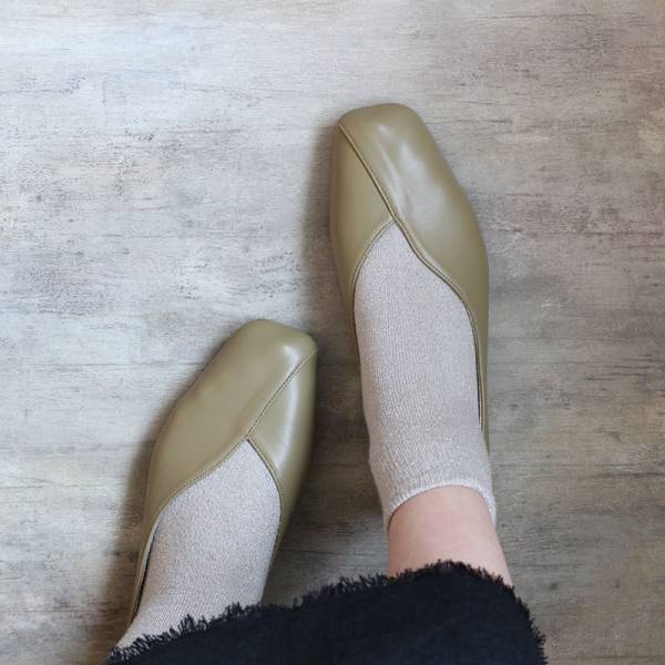 足元から秋の装いを。夏から秋と、季節をつないでくれるスリットデザインパンプス【スタッフコーデ集】[PR]