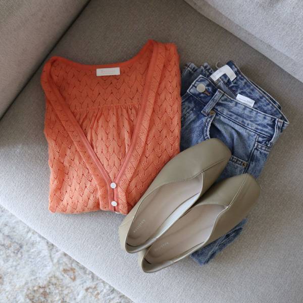 足元から秋の装いを。夏から秋と、季節をつないでくれるスリットデザインパンプス【スタッフコーデ集】[PR]