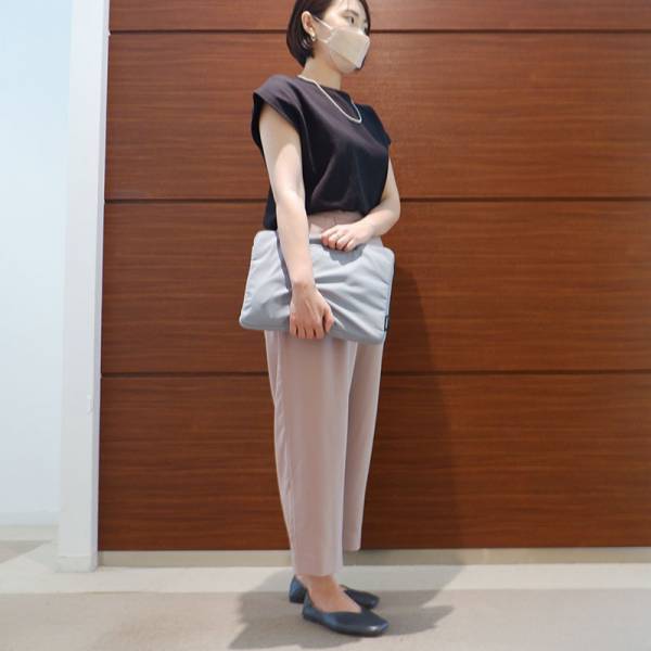 足元から秋の装いを。夏から秋と、季節をつないでくれるスリットデザインパンプス【スタッフコーデ集】[PR]