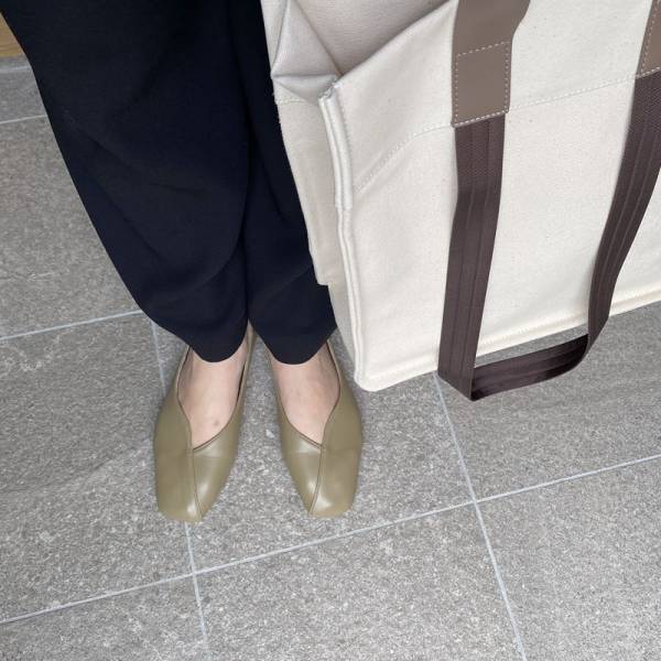 足元から秋の装いを。夏から秋と、季節をつないでくれるスリットデザインパンプス【スタッフコーデ集】[PR]
