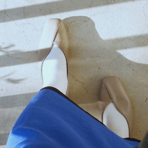 足元から秋の装いを。夏から秋と、季節をつないでくれるスリットデザインパンプス【スタッフコーデ集】[PR]