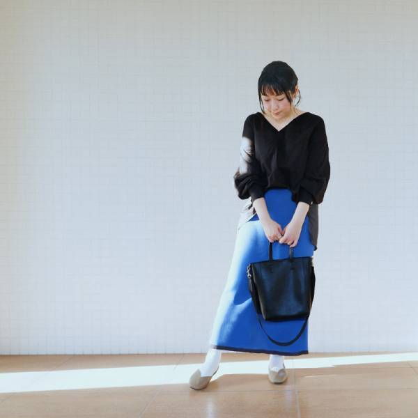 足元から秋の装いを。夏から秋と、季節をつないでくれるスリットデザインパンプス【スタッフコーデ集】[PR]