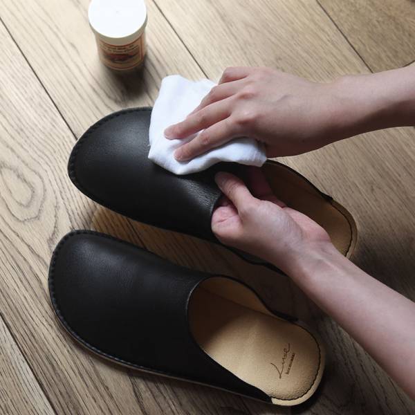 リュクスな新ブランド誕生！吸い付くようなフィット感「本革スムースレザースリッパ」[PR]