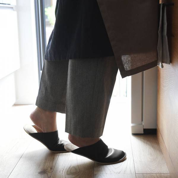 リュクスな新ブランド誕生！吸い付くようなフィット感「本革スムースレザースリッパ」[PR]