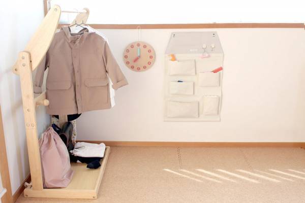 子どもがひとりでテキパキ身支度！「おうち型ウォールポケット」