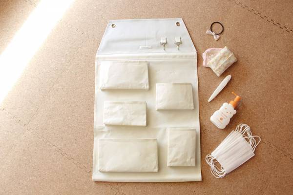 子どもがひとりでテキパキ身支度！「おうち型ウォールポケット」