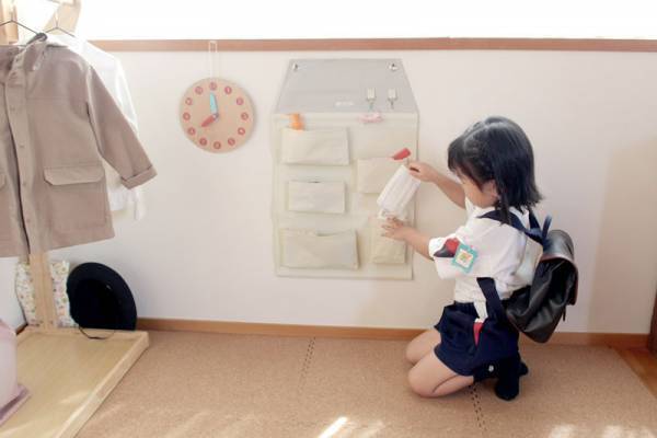 子どもがひとりでテキパキ身支度！「おうち型ウォールポケット」