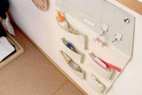 子どもがひとりでテキパキ身支度！「おうち型ウォールポケット」