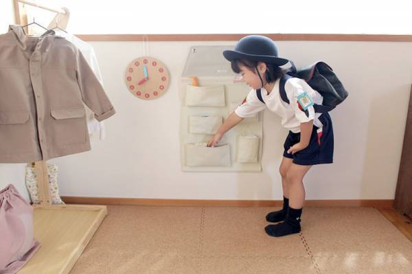 子どもがひとりでテキパキ身支度！「おうち型ウォールポケット」