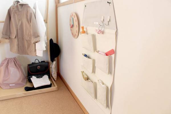 子どもがひとりでテキパキ身支度！「おうち型ウォールポケット」