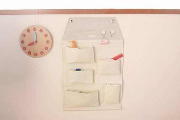 子どもがひとりでテキパキ身支度！「おうち型ウォールポケット」