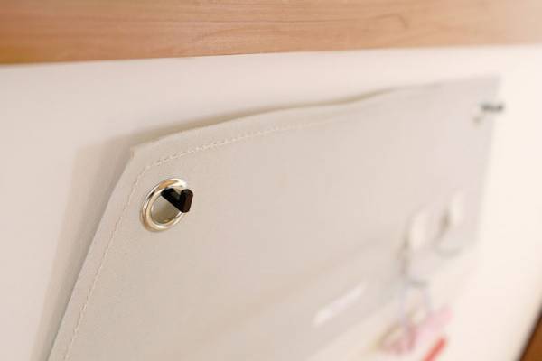 子どもがひとりでテキパキ身支度！「おうち型ウォールポケット」