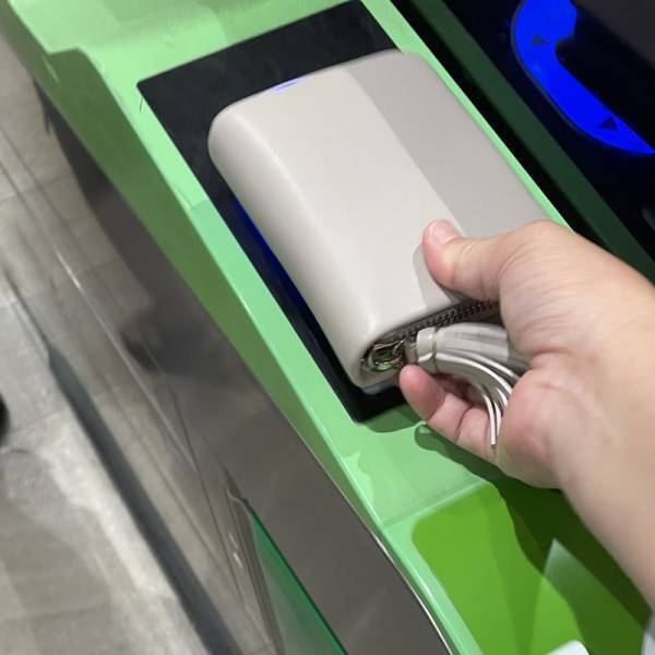 理想のお財布見つけた！コンパクトさも収納力も、どっちも重視したい方に！「本革ラムレザー コインケース付カードケース」愛用スタッフの使用レポ♪[PR]