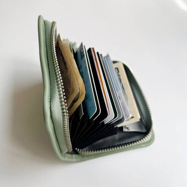 理想のお財布見つけた！コンパクトさも収納力も、どっちも重視したい方に！「本革ラムレザー コインケース付カードケース」愛用スタッフの使用レポ♪[PR]