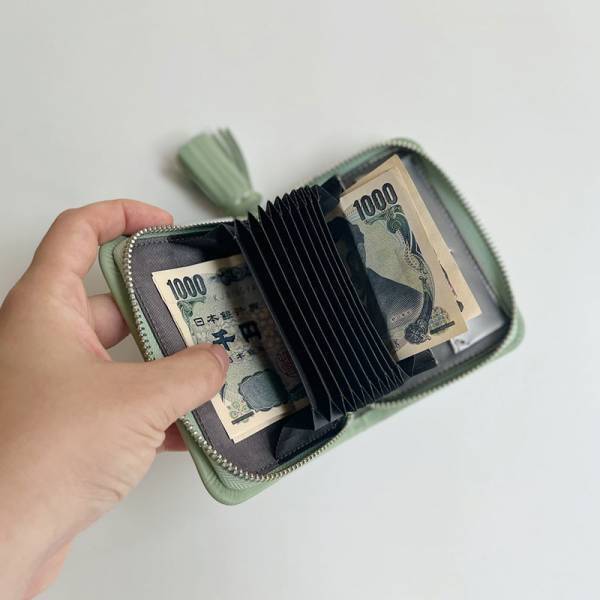 理想のお財布見つけた！コンパクトさも収納力も、どっちも重視したい方に！「本革ラムレザー コインケース付カードケース」愛用スタッフの使用レポ♪[PR]