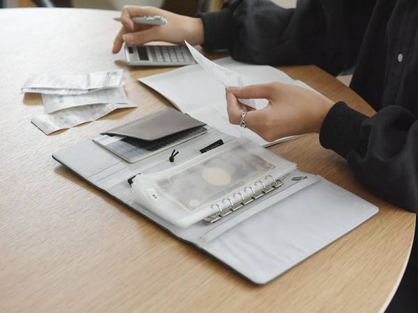 キャッシュレス時代、コレがあると便利！「家計管理ポーチ」で見える化に挑戦[PR]