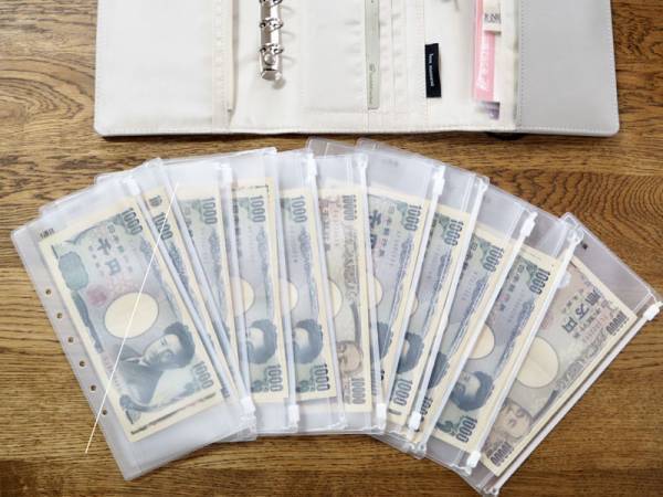 お金の管理がラクになる！家計簿をつけるのが苦手な方も挑戦しやすい、「家計管理ポーチ」[PR]