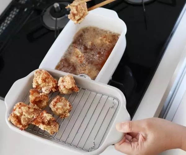 あの四角い天ぷら鍋から、食卓にも馴染むニュアンスカラー「グレージュ」が登場!