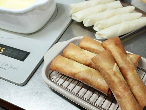 パーティにも、晩酌のおつまみにも！「ピザ風春巻き＆カニクリームコロッケ風春巻き」