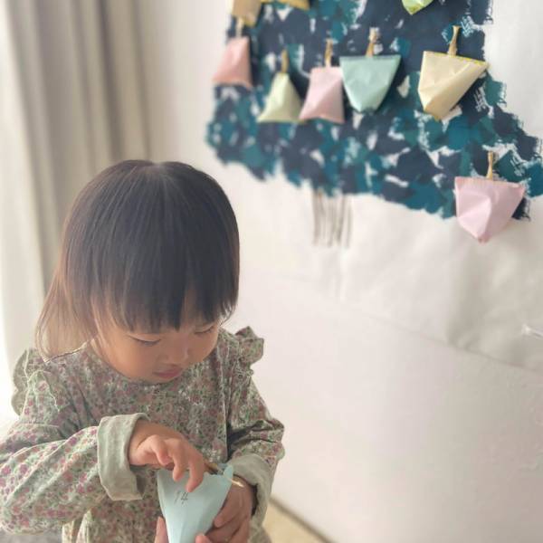 マンション暮らしでも子どもとツリーを楽しみたい！壁に飾れる「クリスマスタペストリー」みんなの使い方レポ[PR]