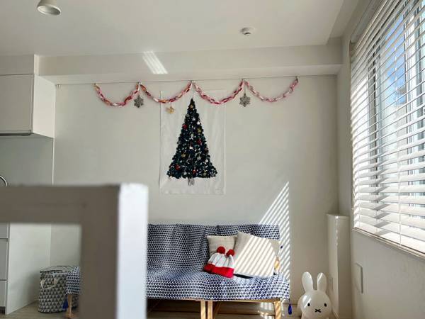 マンション暮らしでも子どもとツリーを楽しみたい！壁に飾れる「クリスマスタペストリー」みんなの使い方レポ[PR]
