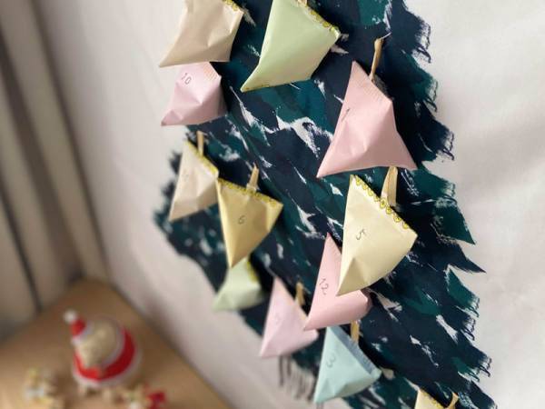 マンション暮らしでも子どもとツリーを楽しみたい！壁に飾れる「クリスマスタペストリー」みんなの使い方レポ[PR]