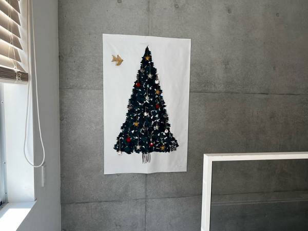 マンション暮らしでも子どもとツリーを楽しみたい！壁に飾れる「クリスマスタペストリー」みんなの使い方レポ[PR]