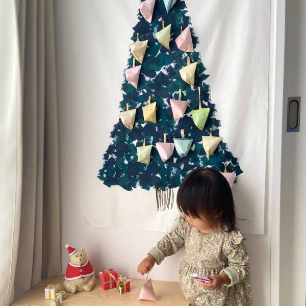 マンション暮らしでも子どもとツリーを楽しみたい！壁に飾れる「クリスマスタペストリー」みんなの使い方レポ[PR]