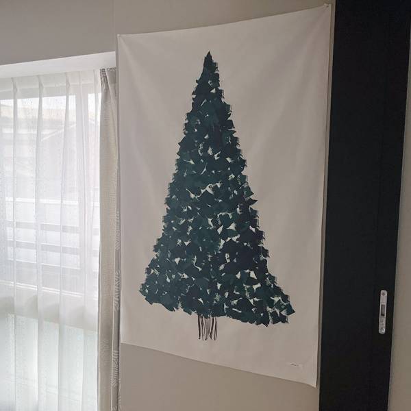 マンション暮らしでも子どもとツリーを楽しみたい！壁に飾れる「クリスマスタペストリー」みんなの使い方レポ[PR]