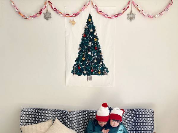 マンション暮らしでも子どもとツリーを楽しみたい！壁に飾れる「クリスマスタペストリー」みんなの使い方レポ[PR]