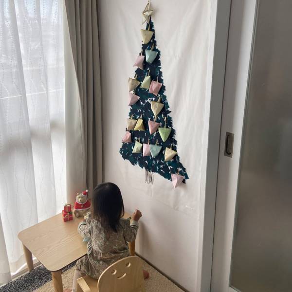 マンション暮らしでも子どもとツリーを楽しみたい！壁に飾れる「クリスマスタペストリー」みんなの使い方レポ[PR]
