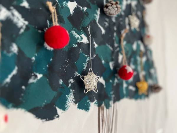 マンション暮らしでも子どもとツリーを楽しみたい！壁に飾れる「クリスマスタペストリー」みんなの使い方レポ[PR]