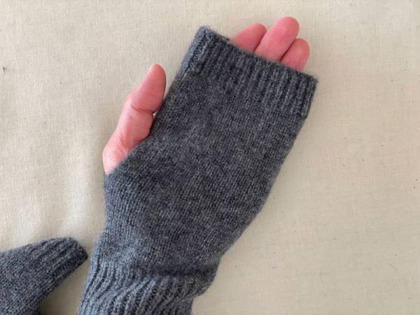 指なし手袋の便利さ発見。カシミヤ混の「2wayで使えるアームウォーマー」。[PR]