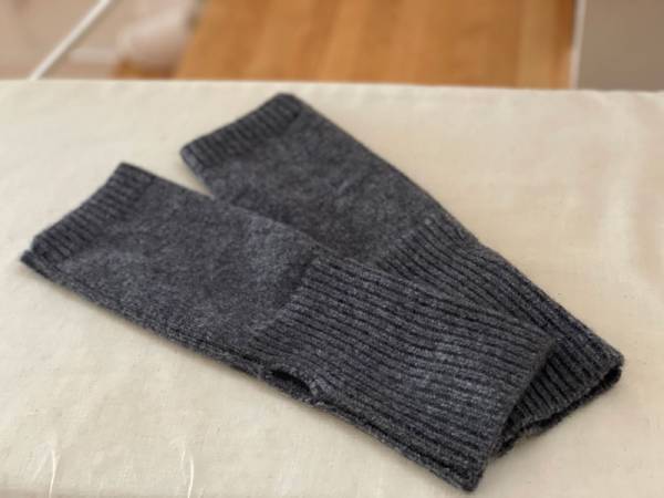指なし手袋の便利さ発見。カシミヤ混の「2wayで使えるアームウォーマー」。[PR]