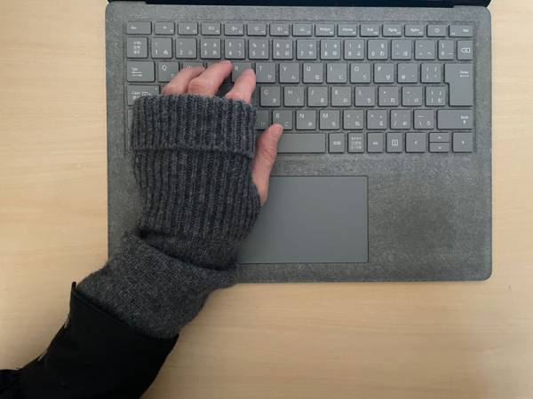 指なし手袋の便利さ発見。カシミヤ混の「2wayで使えるアームウォーマー」。[PR]