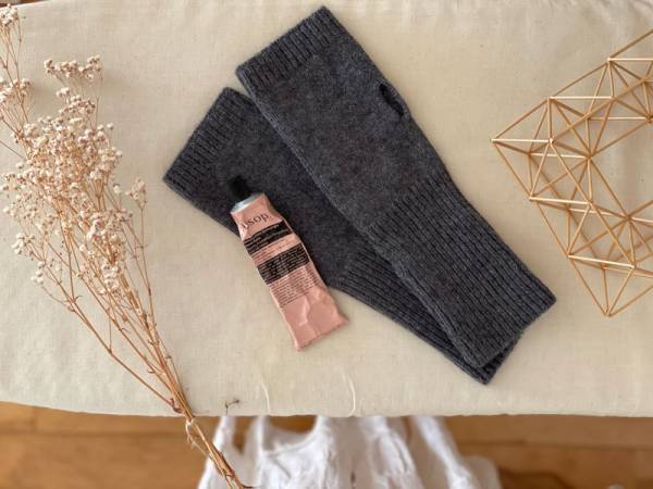 指なし手袋の便利さ発見。カシミヤ混の「2wayで使えるアームウォーマー」。[PR]