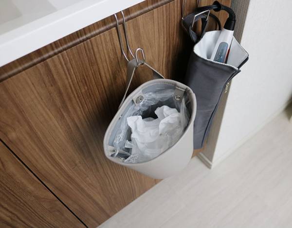 ゴミ箱は増やしたくないけど、気軽にゴミは捨てたい、「吊り下げられる ゴミ箱」でそんなプチストレスを解消！[PR]