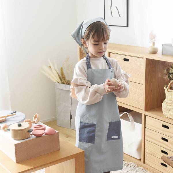 学校エプロンは、このシンプルさが正解！先輩ママの間違いないキッズエプロン選び[PR]