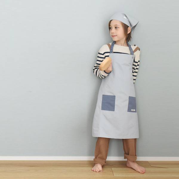 学校エプロンは、このシンプルさが正解！先輩ママの間違いないキッズエプロン選び[PR]