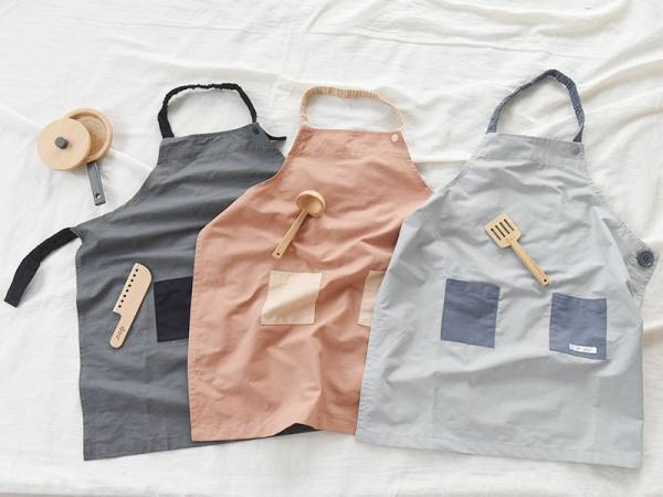 学校エプロンは、このシンプルさが正解！先輩ママの間違いないキッズエプロン選び[PR]