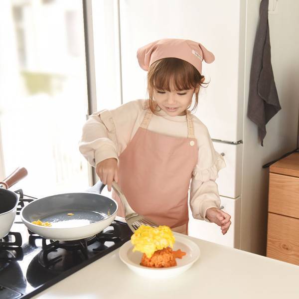 学校エプロンは、このシンプルさが正解！先輩ママの間違いないキッズエプロン選び[PR]