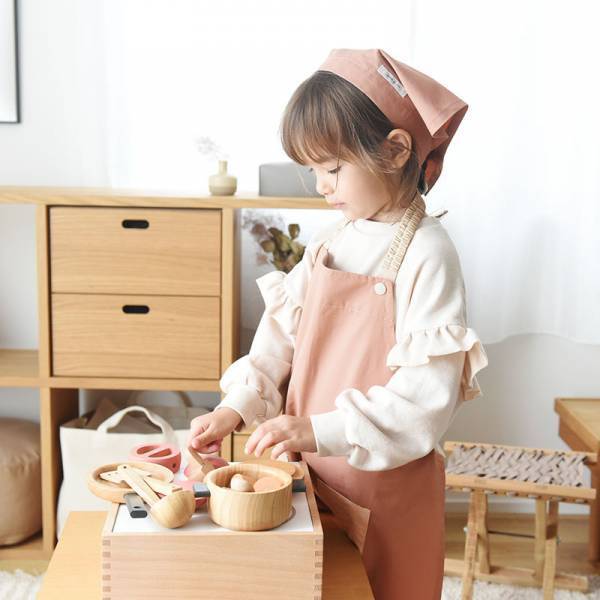 学校エプロンは、このシンプルさが正解！先輩ママの間違いないキッズエプロン選び[PR]