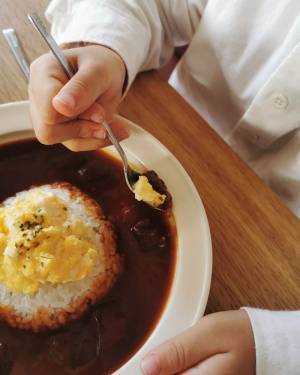 スプーン練習の鍵は「うつわ選び」にあり！すくいやすいうつわで、こぼさず食べれたね！インスタグラマーさんの素敵な食卓をご紹介。[PR]