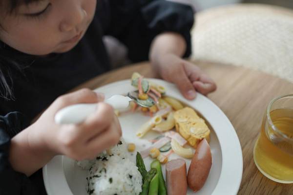 スプーン練習の鍵は「うつわ選び」にあり！すくいやすいうつわで、こぼさず食べれたね！インスタグラマーさんの素敵な食卓をご紹介。[PR]
