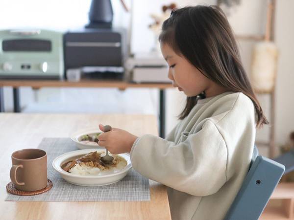 スプーン練習の鍵は「うつわ選び」にあり！すくいやすいうつわで、こぼさず食べれたね！インスタグラマーさんの素敵な食卓をご紹介。[PR]
