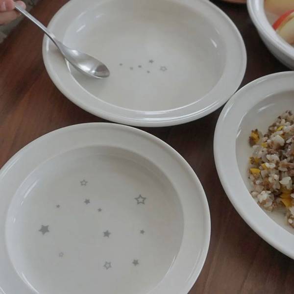 スプーン練習の鍵は「うつわ選び」にあり！すくいやすいうつわで、こぼさず食べれたね！インスタグラマーさんの素敵な食卓をご紹介。[PR]