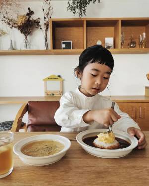 スプーン練習の鍵は「うつわ選び」にあり！すくいやすいうつわで、こぼさず食べれたね！インスタグラマーさんの素敵な食卓をご紹介。[PR]