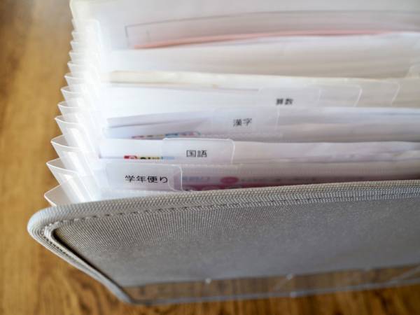 小学校のプリント整理にはコレ！学年便りからテスト返却、成績表までひとまとめにできる「書類収納ケース」[PR]