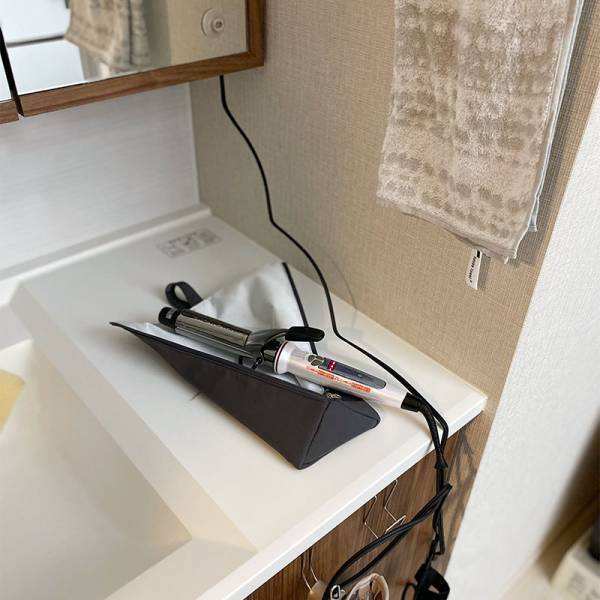 もう冷めるまで待たなくていい。耐熱ヘアアイロンポーチでスッキリ！なスタッフのサニタリーを覗き見！[PR]