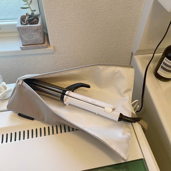 もう冷めるまで待たなくていい。耐熱ヘアアイロンポーチでスッキリ！なスタッフのサニタリーを覗き見！[PR]